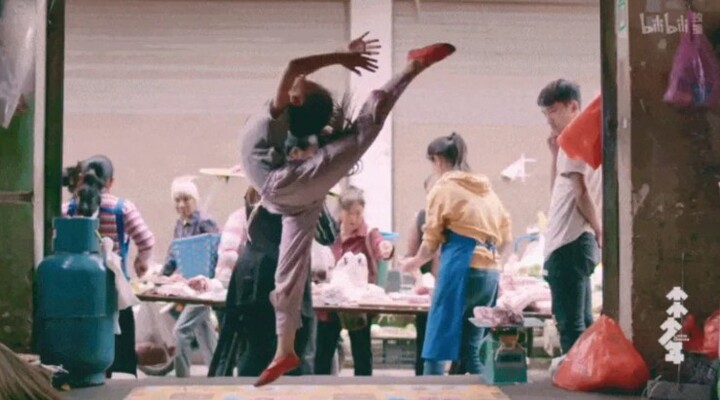 Nữ sinh 11 tuổi tập múa tại cửa hàng thịt lợn “gây sốt” cộng đồng mạng