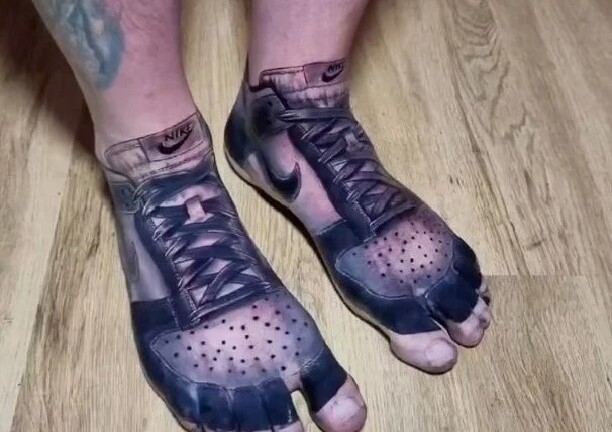 Quá mệt vì phải mua giày thường xuyên, người đàn ông quyết định làm một việc khó tin