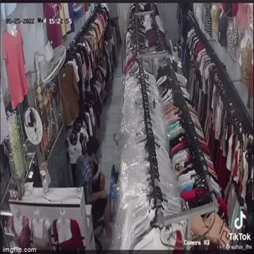 Bố quay ngược quay xuôi tìm con dù đang bế trên tay khiến dân tình cười ngất