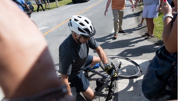 Nhà Trắng nói gì sau khi Tổng thống Joe Biden bị ngã xe đạp?