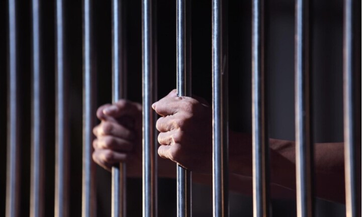 Chồng nằm 8 tiếng dưới giường để rình vợ, sự việc sau đó khiến cảnh sát phải vào cuộc