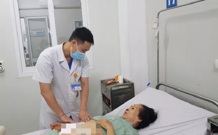 Đi ngoài ra máu tưởng bệnh trĩ, không ngờ mắc ung thư trực tràng nặng