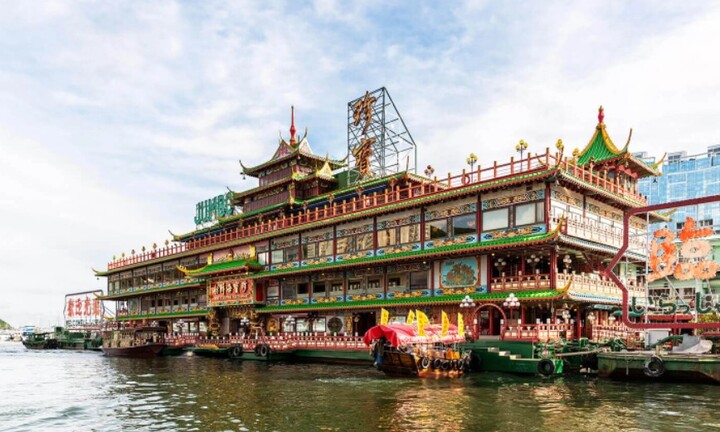 Nhà hàng nổi huyền thoại của Hong Kong lật úp trên biển