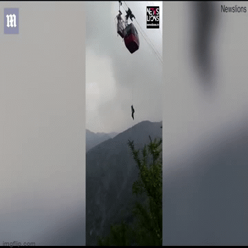 Cáp treo gặp sự cố dừng giữa chừng, du khách phải đu dây thừng xuống dưới