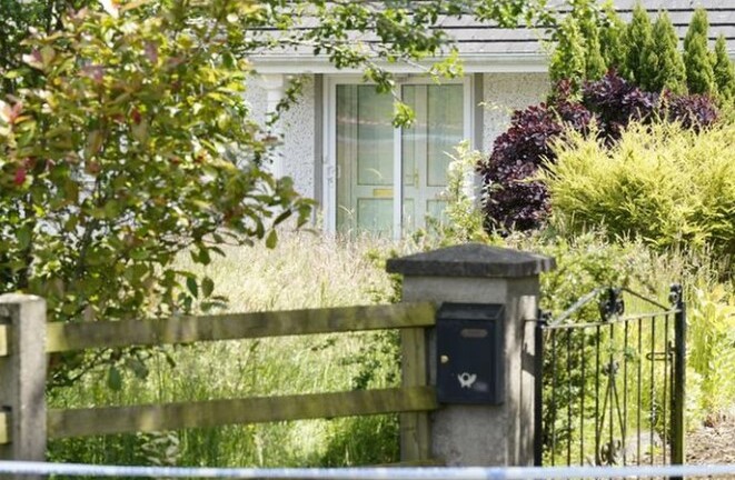 Cỏ mọc um tùm quanh nhà không ai dọn, cảnh sát phát hiện sự thật đau lòng bên trong