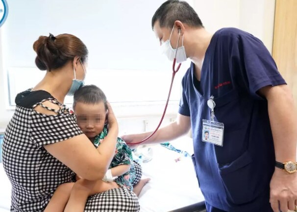 Bé 3 tuổi tím tái, co giật toàn thân sau tiêm kháng sinh