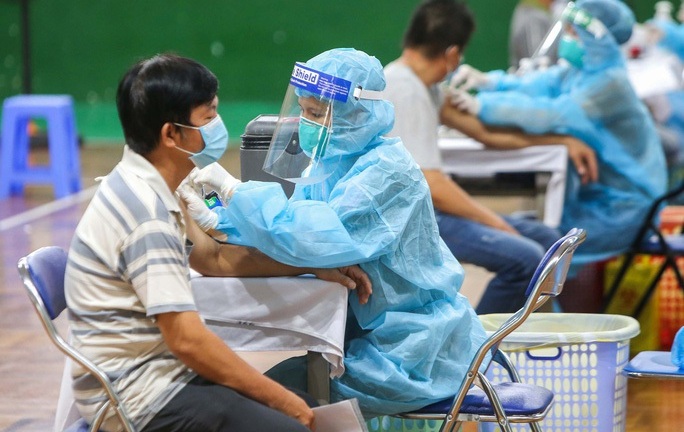 TP.HCM: Người dân không tiêm vaccine ngừa COVID-19 mũi 3,4 phải ký cam kết