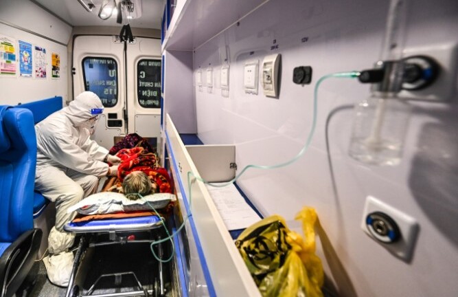 Hà Nội: Hơn 800 nhân viên y tế nghỉ việc, chuyển công tác