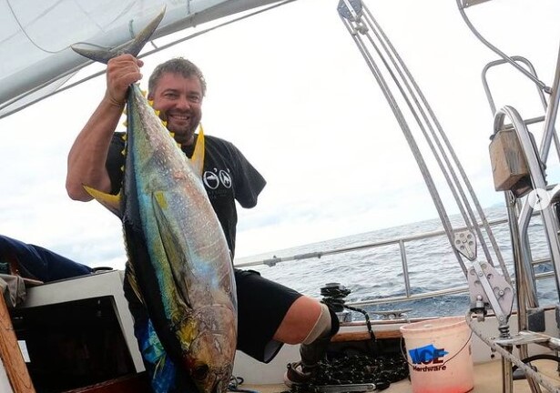 Hành trình một mình đi vòng quanh thế giới bằng thuyền của người đàn ông cụt tay, chân