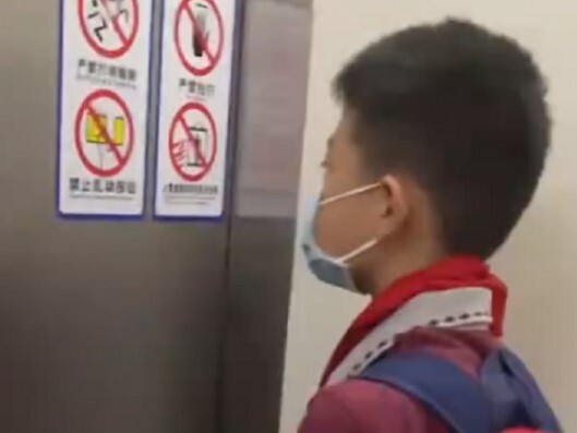 Bé trai sợ hãi nép vào một góc thang máy, lập tức bỏ chạy khi cửa mở vì lý do bất ngờ