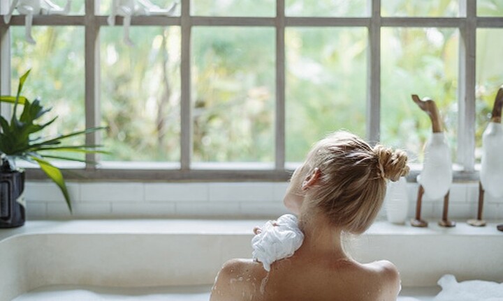 Vợ tắm nhiều bất thường, chồng theo dõi thì phát hiện bí mật “động trời”