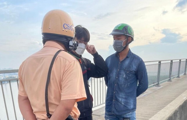 TP.HCM: CSGT kịp thời ngăn cản thanh niên định nhảy cầu tự tử