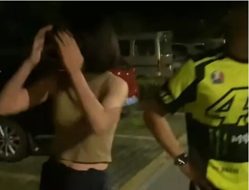 Chồng nhận cảnh báo ô tô “rung bất thường”, đến kiểm tra thì phát hiện bí mật cay đắng