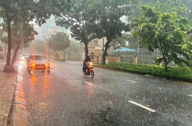 Nắng nóng tạm chấm dứt, miền Bắc đón mưa dông