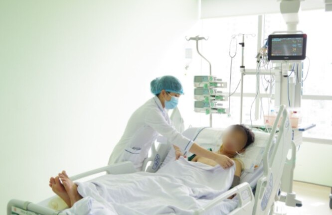 Thiếu niên 16 tuổi chấn thương nghiêm trọng do áo mưa cuốn vào bánh xe