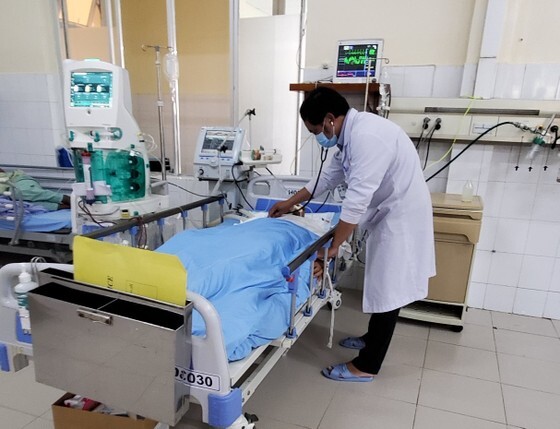 Hai anh em ruột tử vong, 1 người nguy kịch sau khi uống rượu