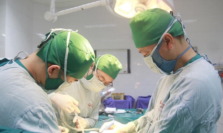 Phẫu thuật thành công cho cụ bà 73 tuổi mắc 2 bệnh ung thư cùng lúc