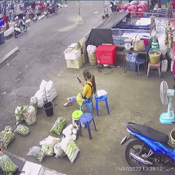 Video: Thót tim cảnh cô gái bị quạt trần rơi trúng người