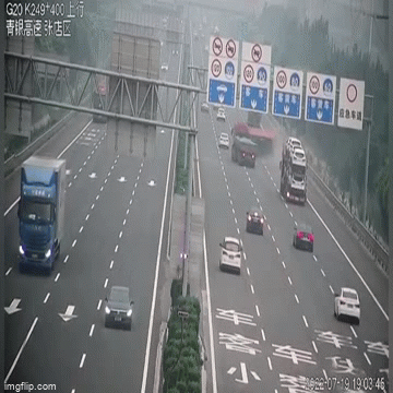 Video: Xe tải bốc cháy dữ dội sau cú lật nghiêng trên cao tốc