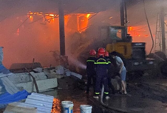 Công ty sản xuất giấy ở Phú Thọ cháy lớn, thiệt hại ước tính khoảng 23 tỷ đồng