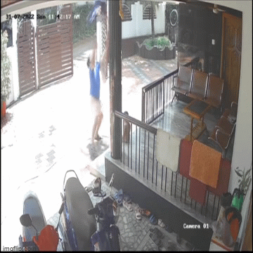 Anh trai vứt vội vòi nước, dang tay đỡ em trai rơi tự do từ ban công xuống