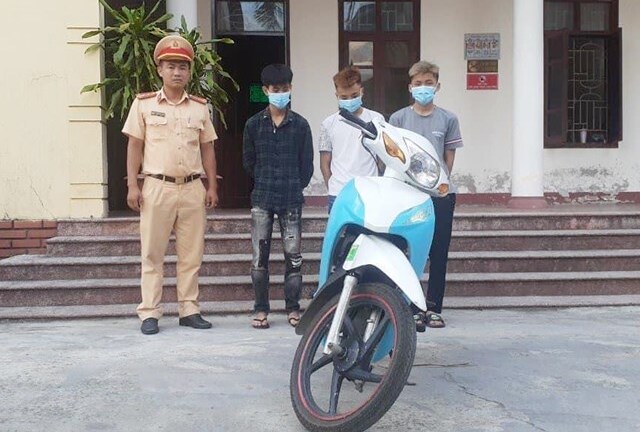 Hà Tĩnh: Thanh niên đi xe máy “kẹp 3, bốc đầu” bị xử phạt 6.5 triệu đồng
