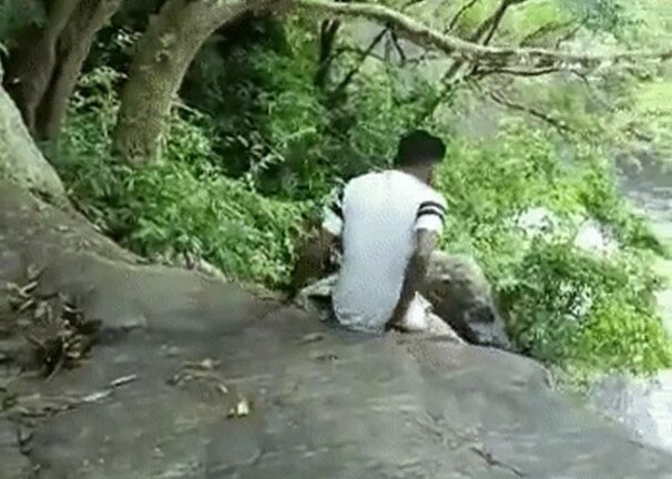 Hoảng hồn trước cảnh nam thanh niên trượt chân ngã xuống dòng nước cuồn cuộn