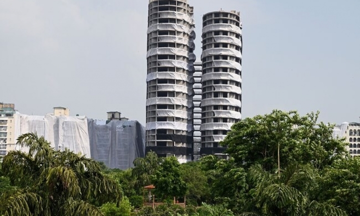 Ấn Độ phá hủy tòa tháp đôi cao 103m xây dựng trái phép ở ngoại ô thủ đô New Delhi
