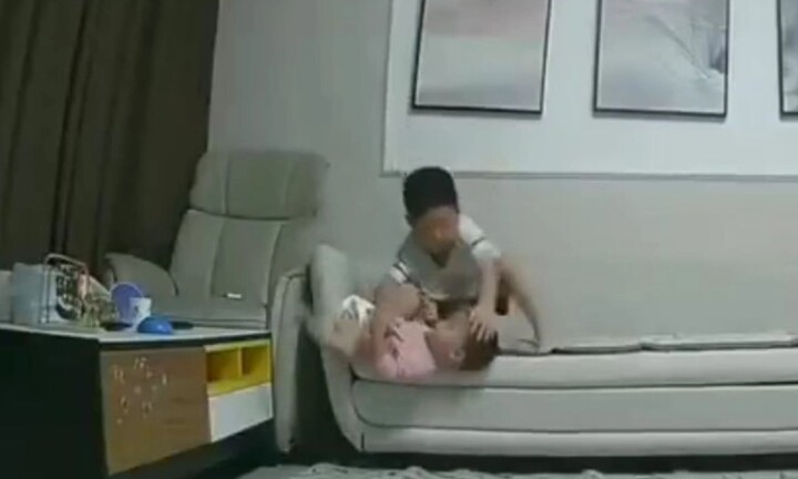 Bé trai phản ứng nhanh như cắt cứu cậu em sắp rơi từ sofa xuống nền nhà