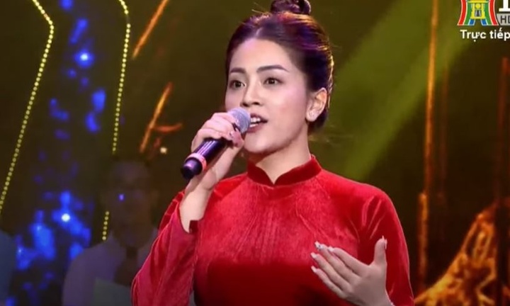 Ca sĩ Khánh Thy hát chênh, phô, vừa hát vừa nhìn bàn tay phản cảm trên sóng trực tiếp