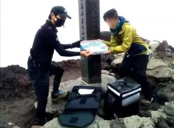 Shipper leo 5 tiếng lên đỉnh núi Phú Sĩ để giao pizza, phí ship gây choáng váng