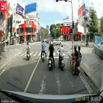 Thanh niên vứt vội xe máy chạy đến cứu giúp cô gái bị ô tô cuốn vào gầm xe