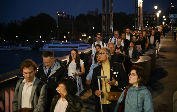 Hàng người dài hơn 4km chờ viếng Nữ hoàng Anh Elizabeth II