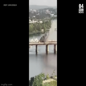 Tàu bốc cháy dữ dội khi đi qua cầu, hành khách hốt hoảng tìm cách thoát thân