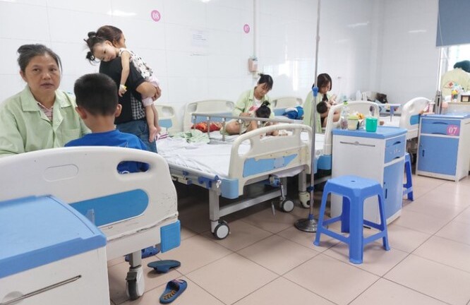 Số trẻ nhập viện ở Hà Nội tăng mạnh, có ngày 1 bác sĩ điều trị 30 bệnh nhi