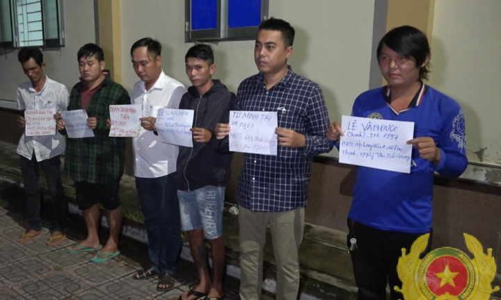 Nhóm cho vay nặng lãi ném mắm tôm, trứng vịt thối vào nhà dân ở Tiền Giang