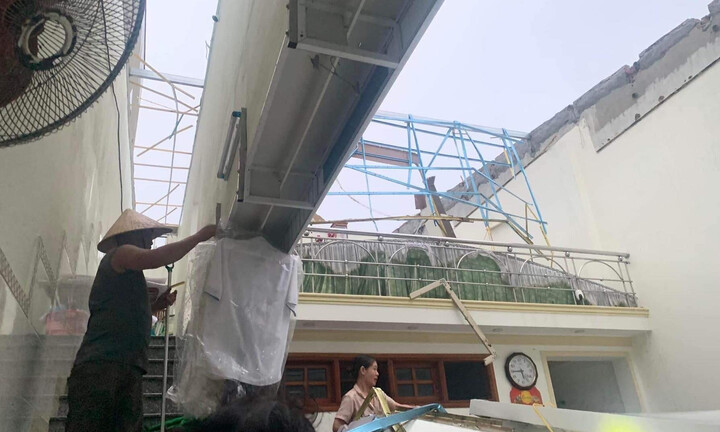 Bão số 4 đổ bộ gây mưa lớn, nhiều nơi ở miền Trung mất điện