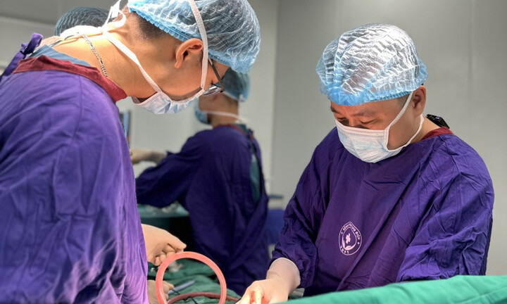 Ngực cương cứng, một bên có dấu hiệu hoại tử sắp vỡ sau khi tiêm filler