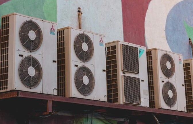 Khổ sở vì hàng xóm lắp tận 9 chiếc điều hòa trong căn hộ 4 phòng