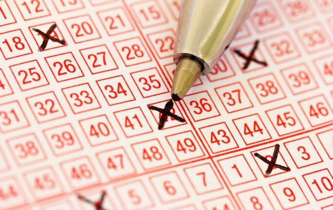 Người đàn ông vô tình mua 3 tờ vé số giống nhau và cái kết khiến ai nấy trầm trồ