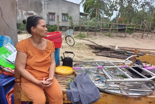 Người dân xót xa nhìn nhà cửa tan hoang sau bão số 4