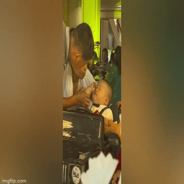 Sự cố có 1-0-2 xảy ra đúng lúc quan trọng khiến khách mời đám cưới cười ngất