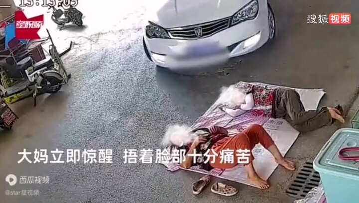 Cái kết hú hồn cho hai người phụ nữ liều lĩnh trải chiếu ngủ trên đường