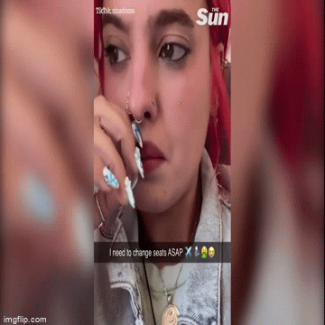 Cô gái ghê sợ nhìn nam hành khách làm hành động này trên máy bay