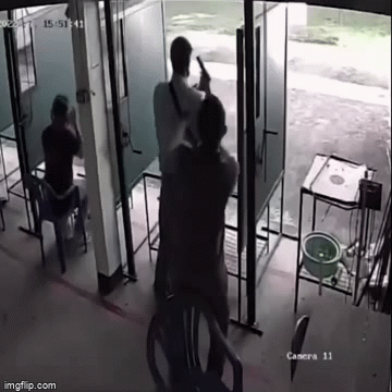 Huấn luyện viên 31 tuổi phản ứng “nhanh như chớp” ngăn người đàn ông định tự sát