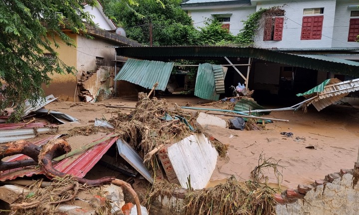 Khẩn trương cấp điện trở lại cho người dân ở vùng lũ quét Kỳ Sơn