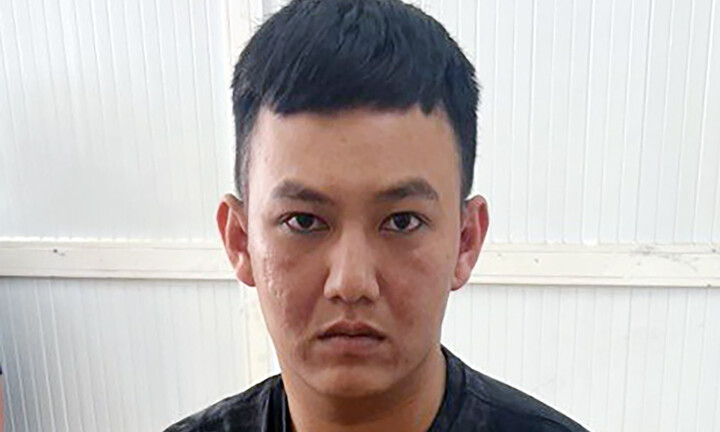 Thu giữ dao, súng điện trong người đối tượng trốn truy nã