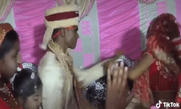 Quan khách bàng hoàng chứng kiến cảnh chú rể đánh cô dâu túi bụi trên sân khấu