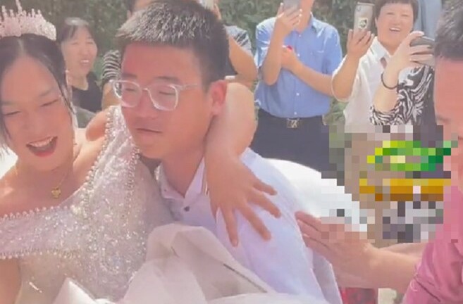 Xúc động cảnh con trai 14 tuổi bế mẹ về nhà chồng mới trong ngày tái hôn