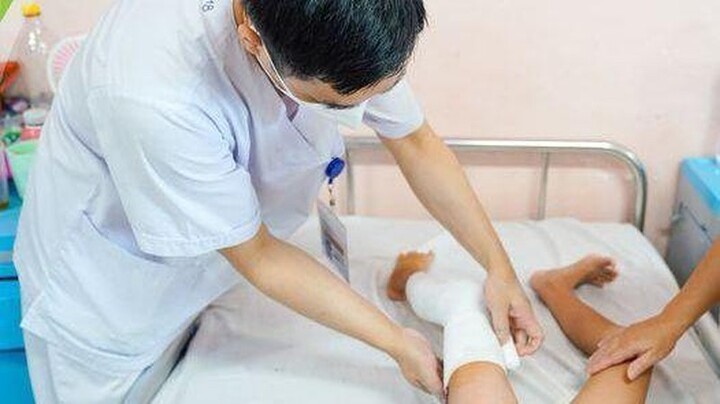 Bé gái 6 năm không đi lại được do chân có khối dị dạng tĩnh mạch